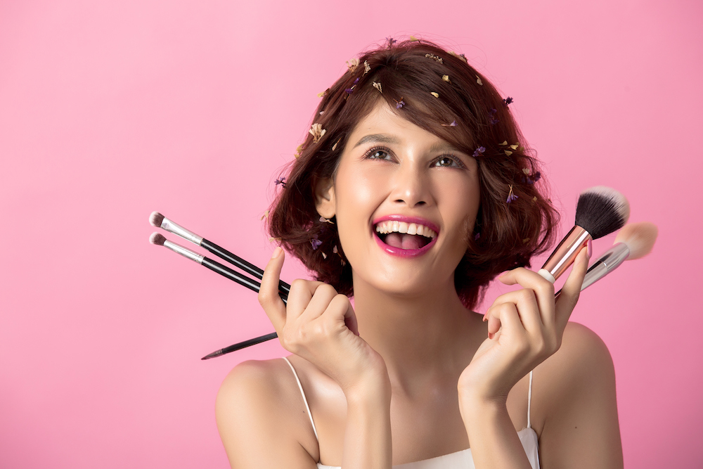 femme avec du maquillage femme avec du maquillage