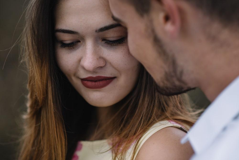 homme essaye de plaire à une femme