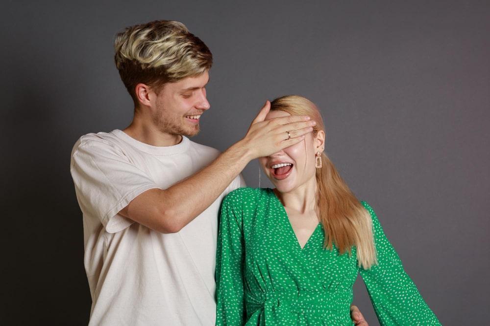 homme essaye de plaire à une femme