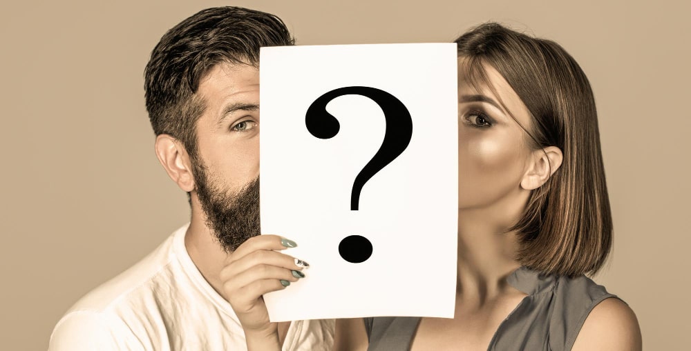 homme pose une question coquine à une femme