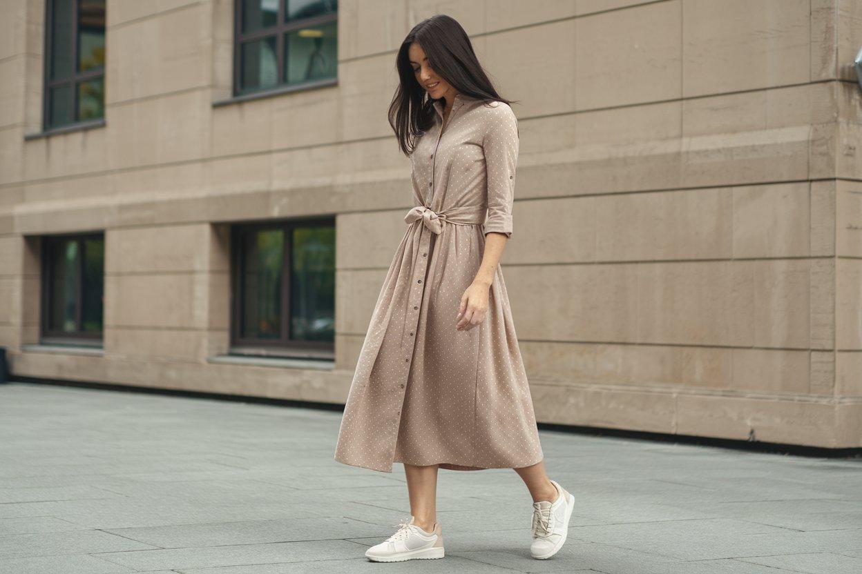 femme avec une robe et des baskets 4